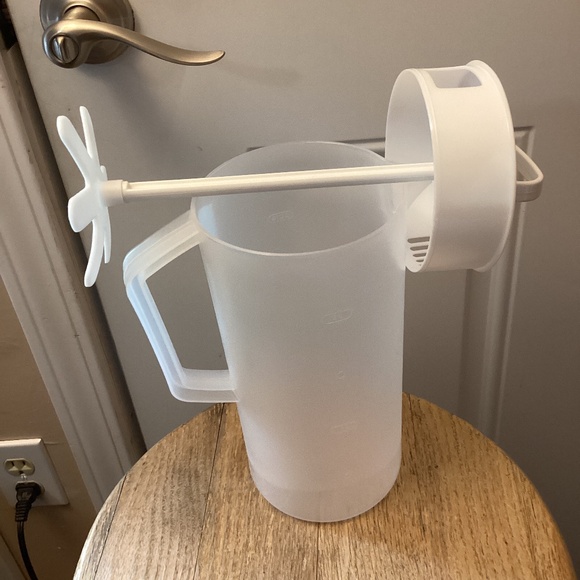 Vintage Rubbermaid Mixing Stir Pitcher - Picture 4 of 7